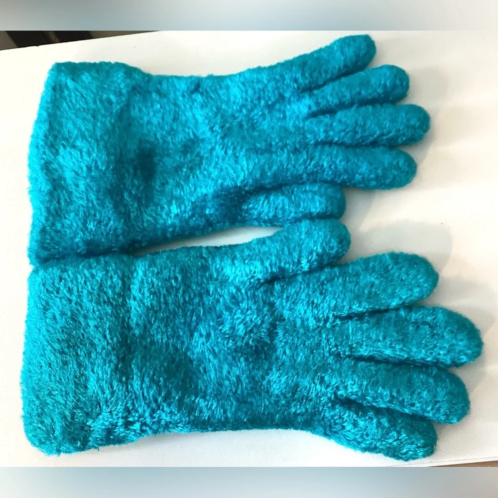 Cozy kid’s gloves. Warm and soft. Size 6-8